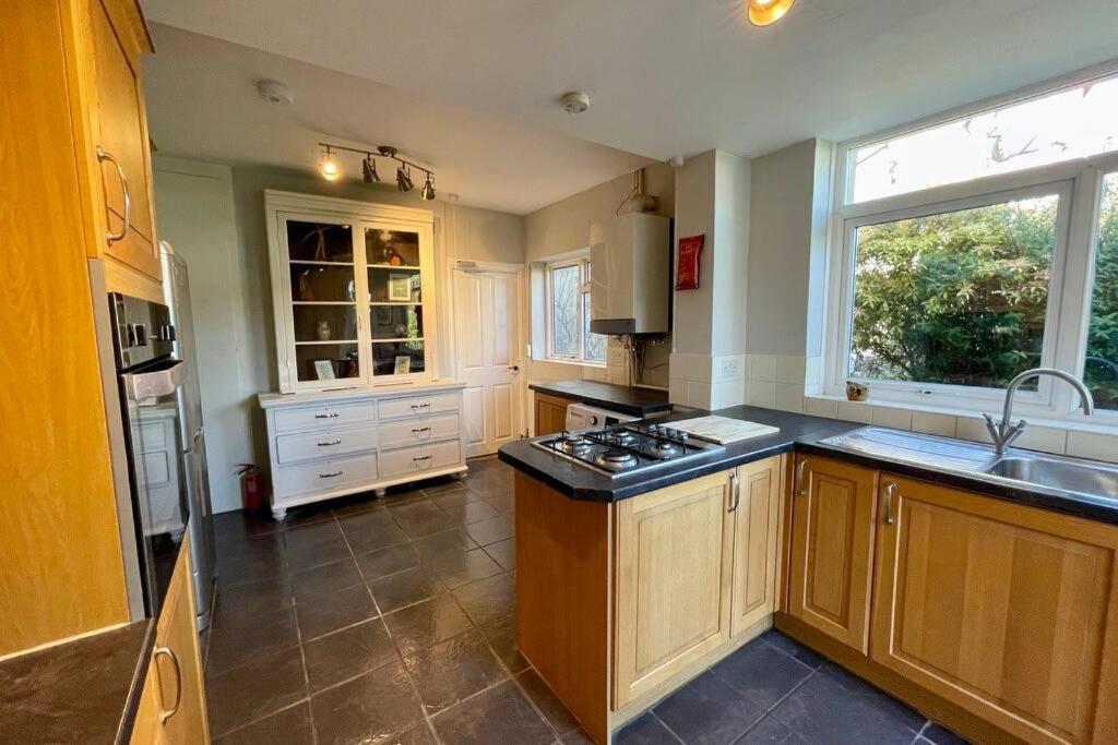 Large House Near Victoria Park For Groups, 10 Mins Bus To City Centre كارديف المظهر الخارجي الصورة