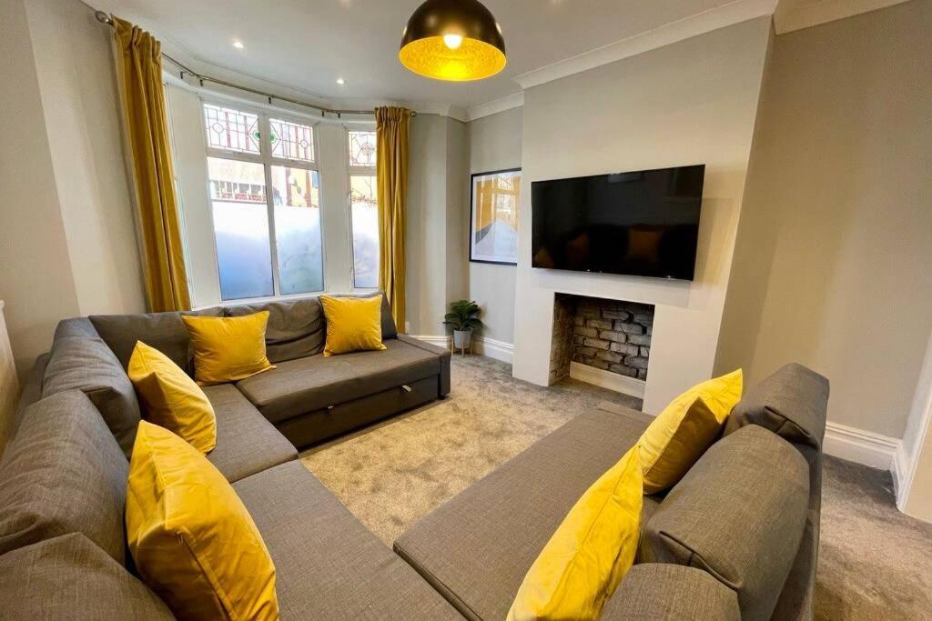 Large House Near Victoria Park For Groups, 10 Mins Bus To City Centre كارديف المظهر الخارجي الصورة