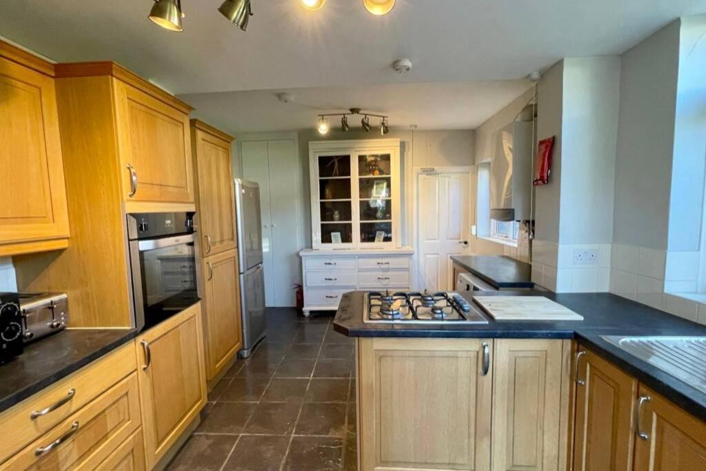 Large House Near Victoria Park For Groups, 10 Mins Bus To City Centre كارديف المظهر الخارجي الصورة