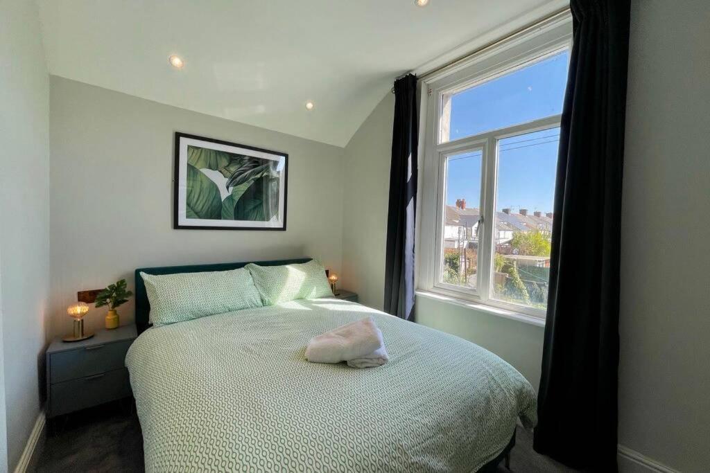 Large House Near Victoria Park For Groups, 10 Mins Bus To City Centre كارديف المظهر الخارجي الصورة