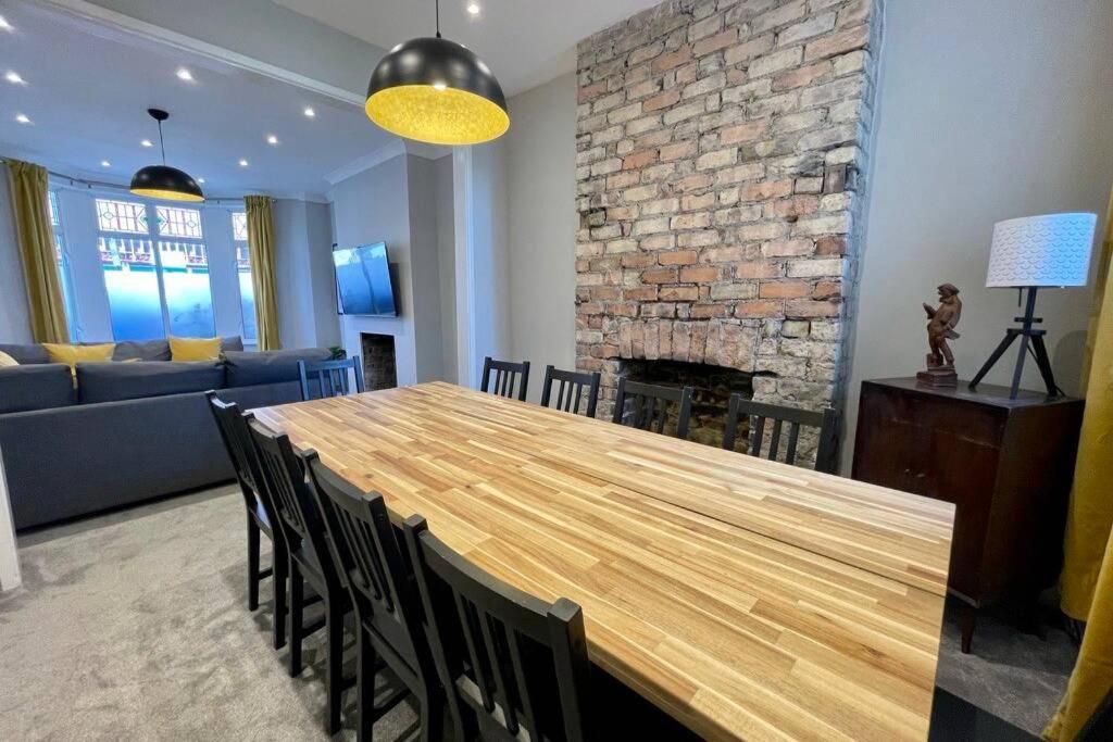 Large House Near Victoria Park For Groups, 10 Mins Bus To City Centre كارديف المظهر الخارجي الصورة