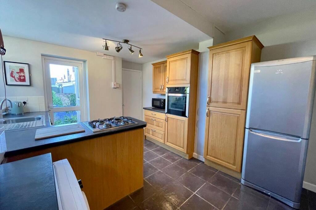 Large House Near Victoria Park For Groups, 10 Mins Bus To City Centre كارديف المظهر الخارجي الصورة
