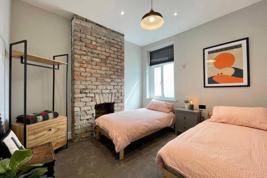 Large House Near Victoria Park For Groups, 10 Mins Bus To City Centre كارديف المظهر الخارجي الصورة