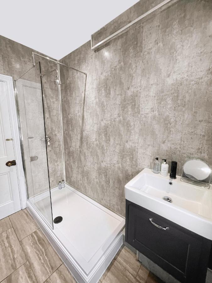 Large House Near Victoria Park For Groups, 10 Mins Bus To City Centre كارديف المظهر الخارجي الصورة